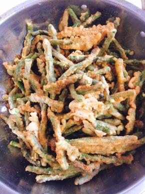  撒上适量的烧烤料即可食用。