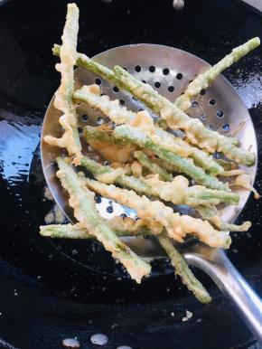 炸至金黄色捞出备用。