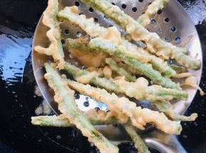 炸至金黄色捞出备用。