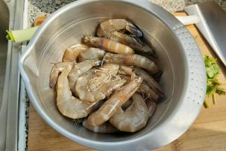 把新鲜的大虾剪去虾枪及虾须，在虾背第二节处用牙签挑出虾线。