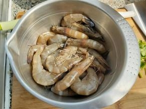 把新鲜的大虾剪去虾枪及虾须，在虾背第二节处用牙签挑出虾线。