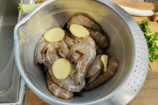 用料酒、姜片腌渍半小时去腥。