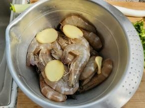 用料酒、姜片腌渍半小时去腥。