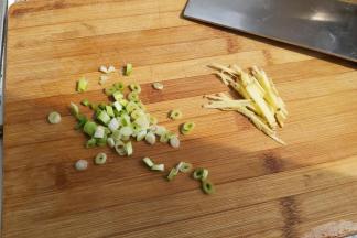 准备一点姜丝跟葱花。