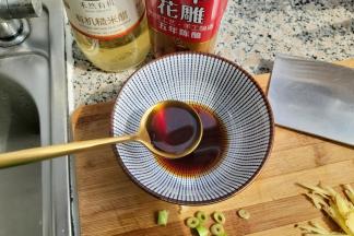 在小碗中倒入生抽、醋、花雕酒。