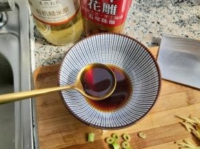 在小碗中倒入生抽、醋、花雕酒。