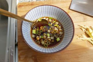 再加入白糖、葱花，以及少许纯净水，调成料汁。