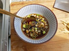 再加入白糖、葱花，以及少许纯净水，调成料汁。