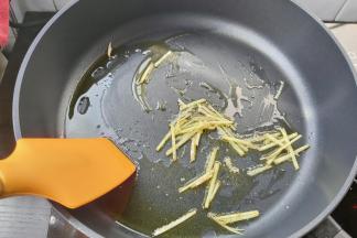 起锅，加入植物油烧热后，放入姜丝煸炒出香味。