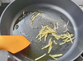 起锅，加入植物油烧热后，放入姜丝煸炒出香味。