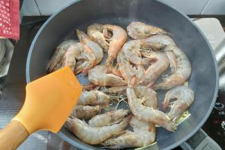 然后放入沥水后的大虾。