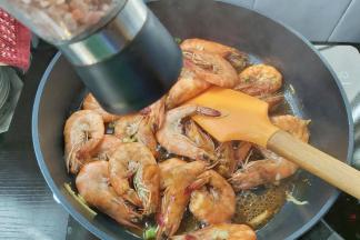 撒上一点海盐，炒匀。