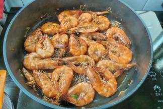 接着倒入准备好的料汁，大火收干即可。