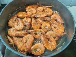 接着倒入准备好的料汁，大火收干即可。