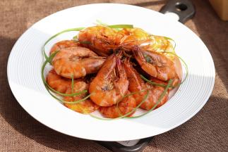 关火装盘，非常简单美味的红烧大虾就完成了。