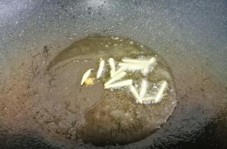 热锅热油加姜丝。