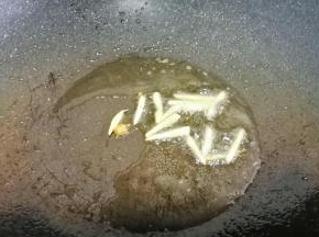 热锅热油加姜丝。