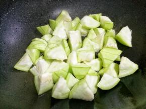 放丝瓜炒至软。