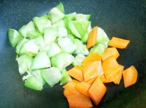 加入胡萝卜迅速翻炒。