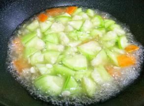 然后加一大碗开水。