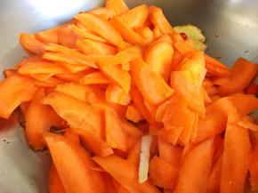 放入胡萝卜片翻炒均匀