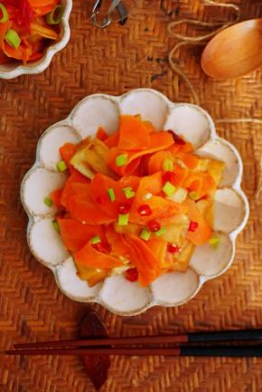 胡萝卜维生素A、B1、B2、花青素、铁、钙含量充足，多吃胡萝卜，对保护眼睛、肌肤，都有很大的帮助，这样炒出来的一道素菜，家人百吃不厌。