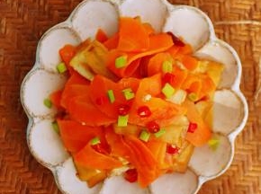 胡萝卜维生素A、B1、B2、花青素、铁、钙含量充足，多吃胡萝卜，对保护眼睛、肌肤，都有很大的帮助，这样炒出来的一道素菜，家人百吃不厌。