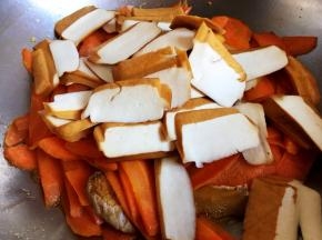 加入豆干，转中小火翻炒十五下
