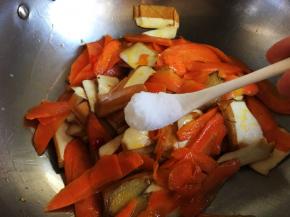 最后加盐翻炒均匀入味，即可