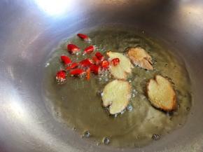 油热，姜片炒香再放辣椒圈翻炒至出辣味