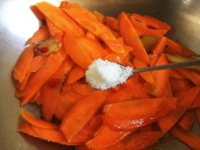 加白糖炒匀，白糖起到了提鲜增香，是这道菜的点睛之笔