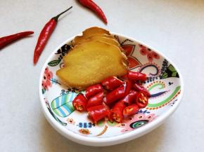 辣椒切小圈，姜切片