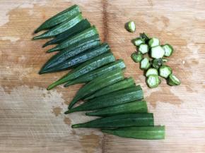 秋葵洗净，刷掉表面的绒毛，切掉蒂。蒜切末。