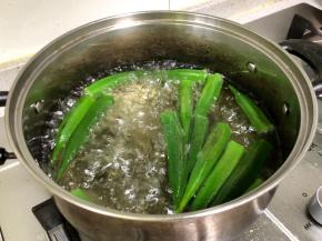 锅里清水煮沸，下入秋葵，放少许盐，把秋葵焯熟，焯2～3分钟即可，然后捞出沥水。