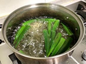 锅里清水煮沸，下入秋葵，放少许盐，把秋葵焯熟，焯2～3分钟即可，然后捞出沥水。