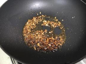 锅里热油，下蒜末爆香，再加入一勺酱油、一勺醋炒匀。
