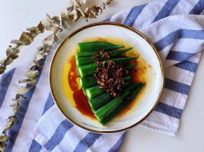 把炒好的酱料淋在码好的秋葵上即可。