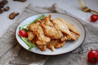 依次将鸡肉片煎熟备用。
我煎的鸡胸肉量比较多，是分次食用的。