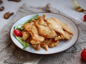 依次将鸡肉片煎熟备用。
我煎的鸡胸肉量比较多，是分次食用的。
