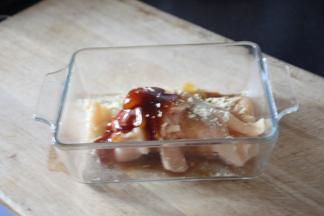 将鸡肉片放在容器里，放入少许的盐、白胡椒粉、料酒、酱油，放入1勺的蚝油，将它们抓匀。蚝油不仅使鸡肉入味而且还能使鸡肉鲜嫩不柴。