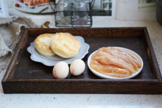 准备食材：烧饼、太阳谷小鸡胸肉、鸡蛋。