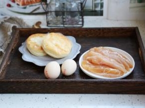 准备食材：烧饼、太阳谷小鸡胸肉、鸡蛋。