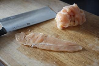 将切好的小鸡胸肉薄片用刀背轻轻的拍拍，将鸡肉片拍松。