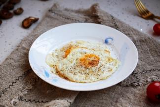 将鸡蛋煎熟，撒上少许盐和少许的黑胡椒碎。