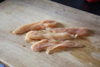 将小鸡胸肉清洗干净，剔除筋膜，沥干水分，切成薄片，片的薄厚依个人喜好来切。