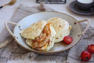 烧饼放入烤箱里烤一下或者放微波炉里加热一下，夹上煎鸡蛋和煎鸡胸肉即可。
喜欢吃辣的就抹上少许的辣酱。
夹上一些时令蔬菜更好，营养更丰富。