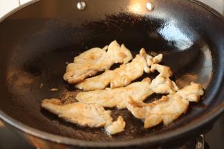 将鸡肉片两面煎至金黄色。