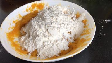 再加入面粉拌成絮状