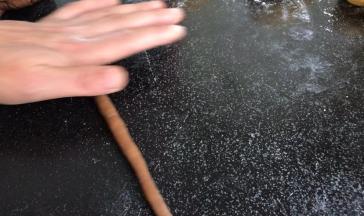 把红糖面团搓成细长条