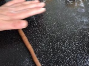 把红糖面团搓成细长条
